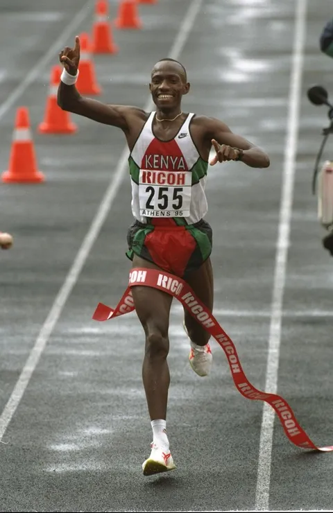 Wakiihuri breaking the tape at the 1995 World Cup Marathon in Athens, bib 255