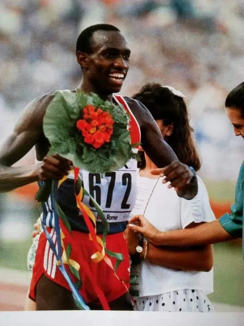 Wakiihuri smiling with a winner’s bouquet after the Rome 1987 marathon